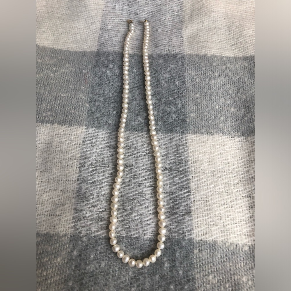 Fashion pearl necklace with 14k gold clasp